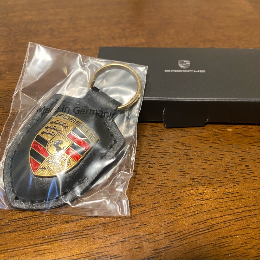 🔥 Porsche Key Tag, Crest, Blk Leather **BRAND NEW * Never taken out of plastic